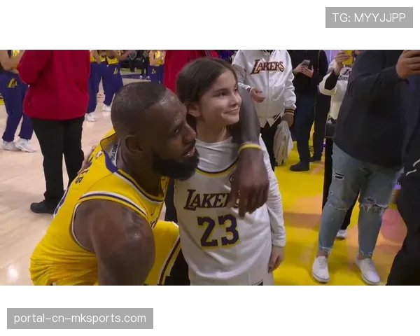 直播镜头：看台上一位小球迷因本方进球喜极而泣