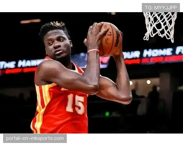 老鹰队赛前投篮训练,卡佩拉与奥孔古重点演练防守对方内线高低位传球 老鹰队赛前投篮训练,卡佩拉与奥孔古重点演练防守对方内线高低位传球